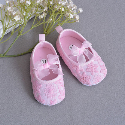 Embroidered lace baby shoes